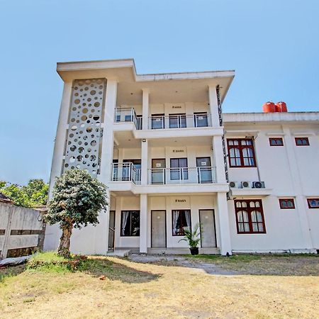 Oyo 93011 Hotel Griya Lestari Pati 2 Bagian luar foto