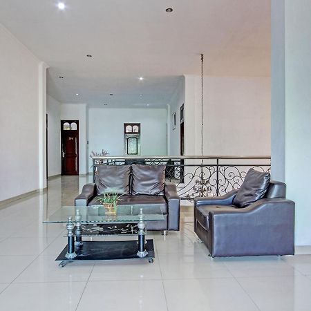 Oyo 93011 Hotel Griya Lestari Pati 2 Bagian luar foto