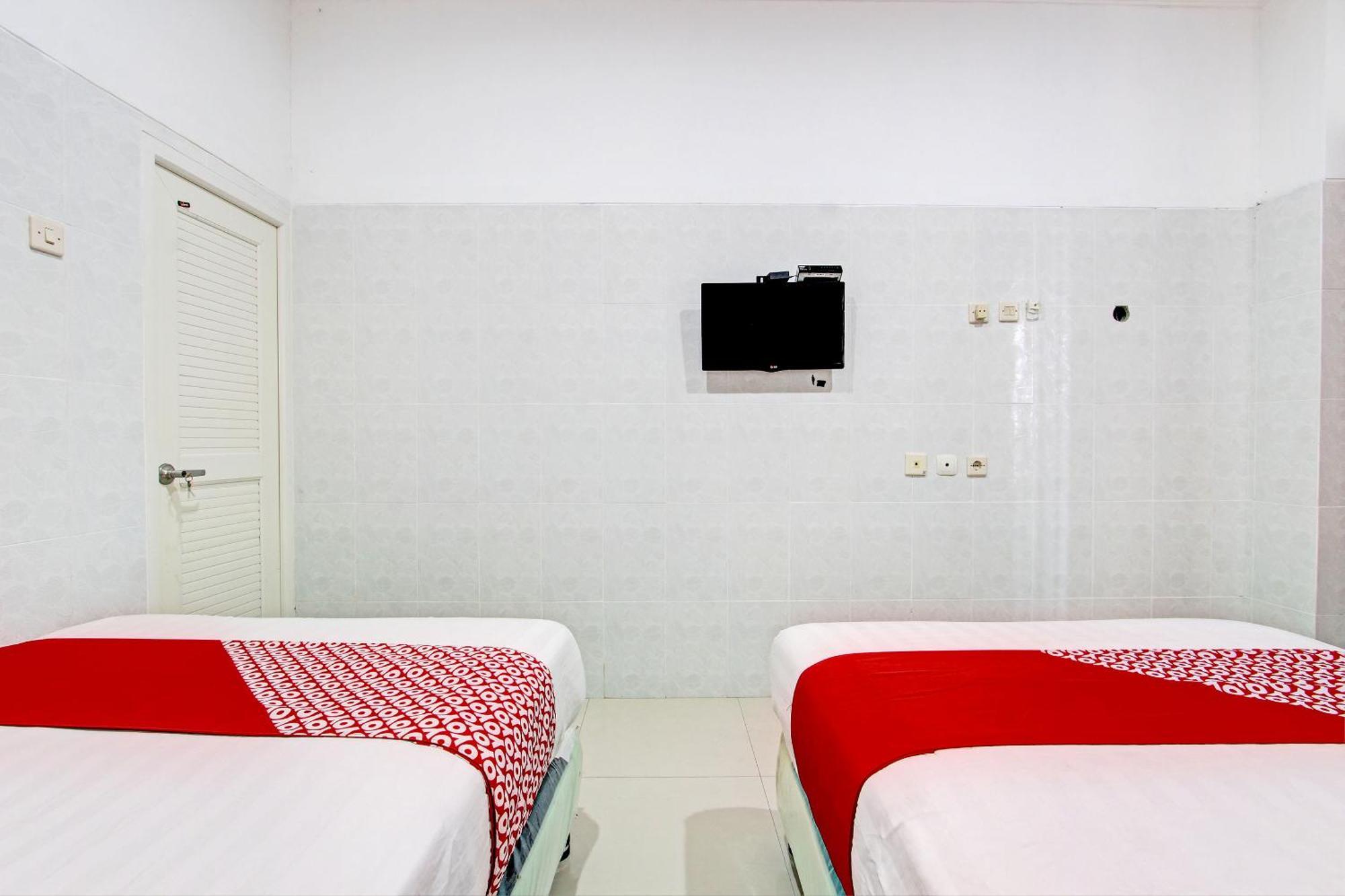 Oyo 93011 Hotel Griya Lestari Pati 2 Bagian luar foto