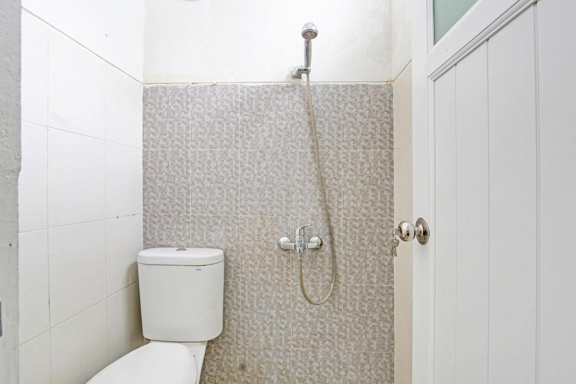 Oyo 93011 Hotel Griya Lestari Pati 2 Bagian luar foto