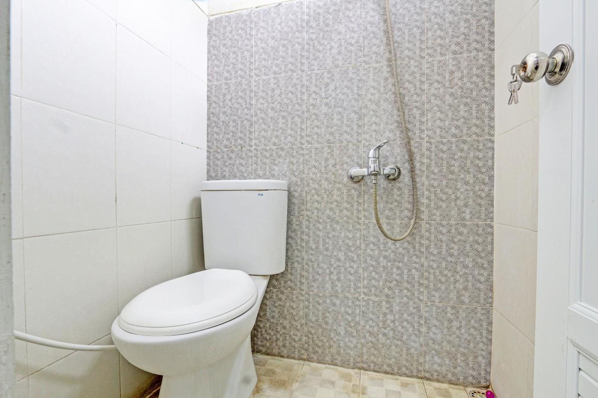 Oyo 93011 Hotel Griya Lestari Pati 2 Bagian luar foto