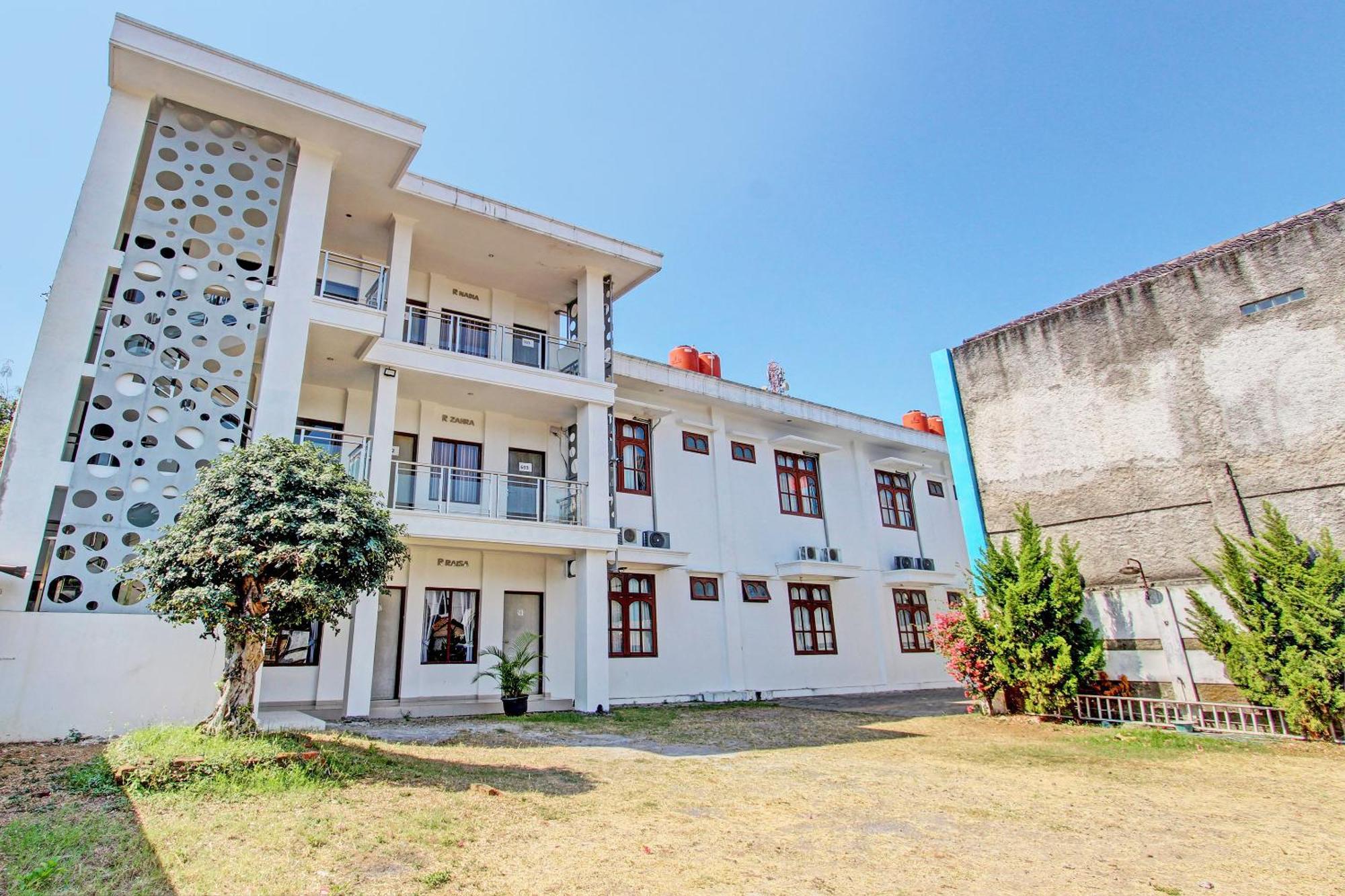 Oyo 93011 Hotel Griya Lestari Pati 2 Bagian luar foto