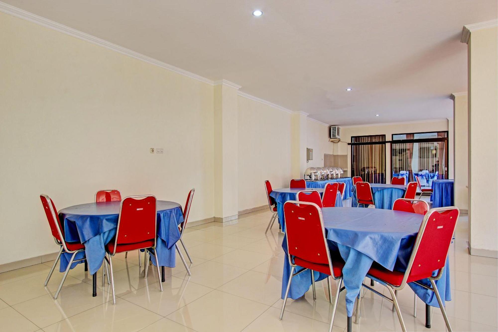 Oyo 93011 Hotel Griya Lestari Pati 2 Bagian luar foto