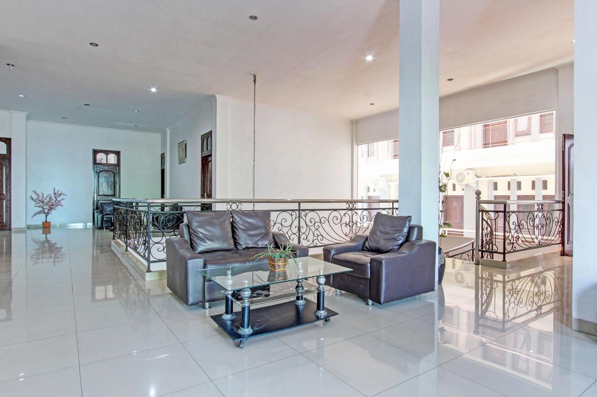 Oyo 93011 Hotel Griya Lestari Pati 2 Bagian luar foto