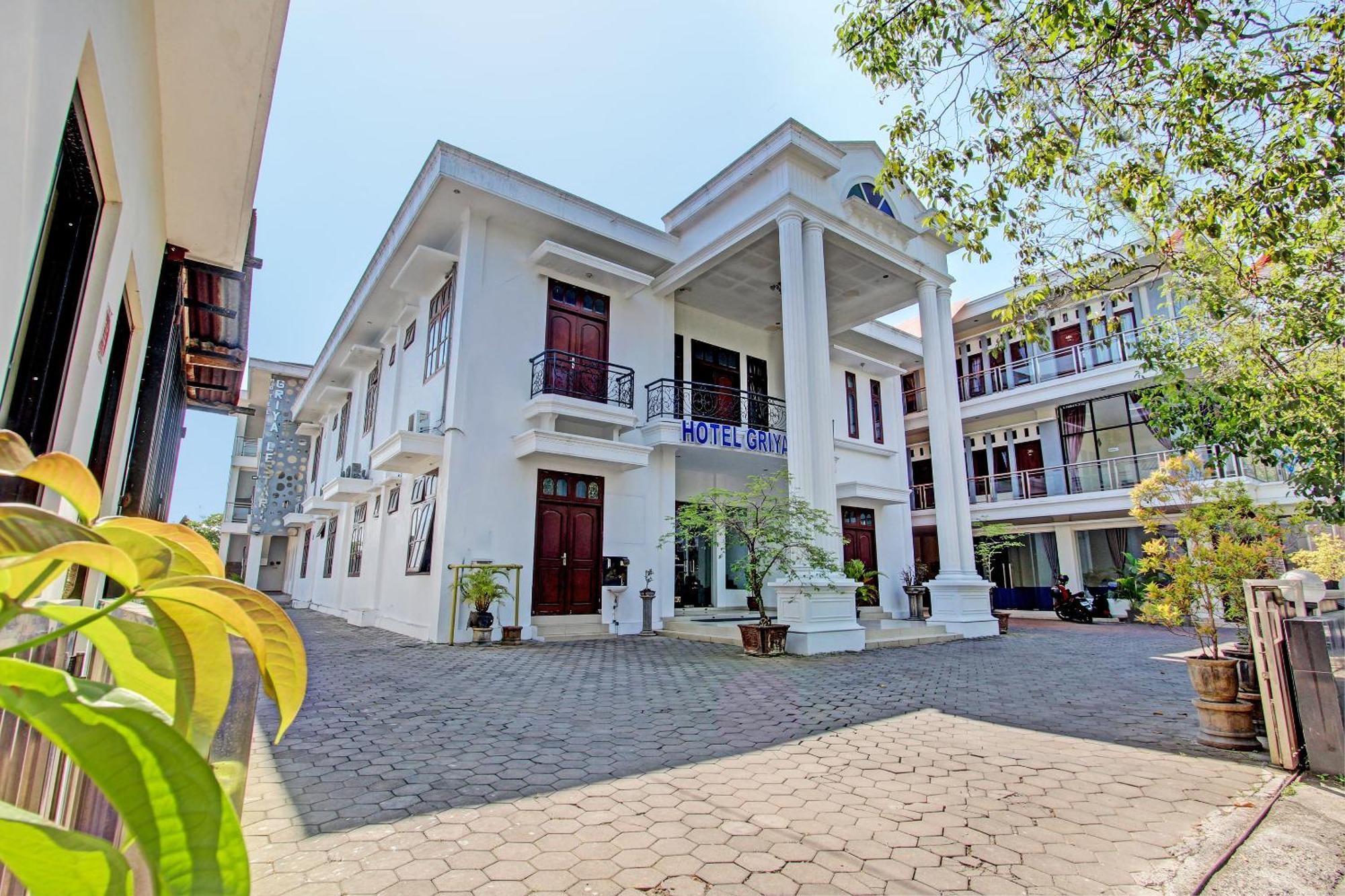 Oyo 93011 Hotel Griya Lestari Pati 2 Bagian luar foto