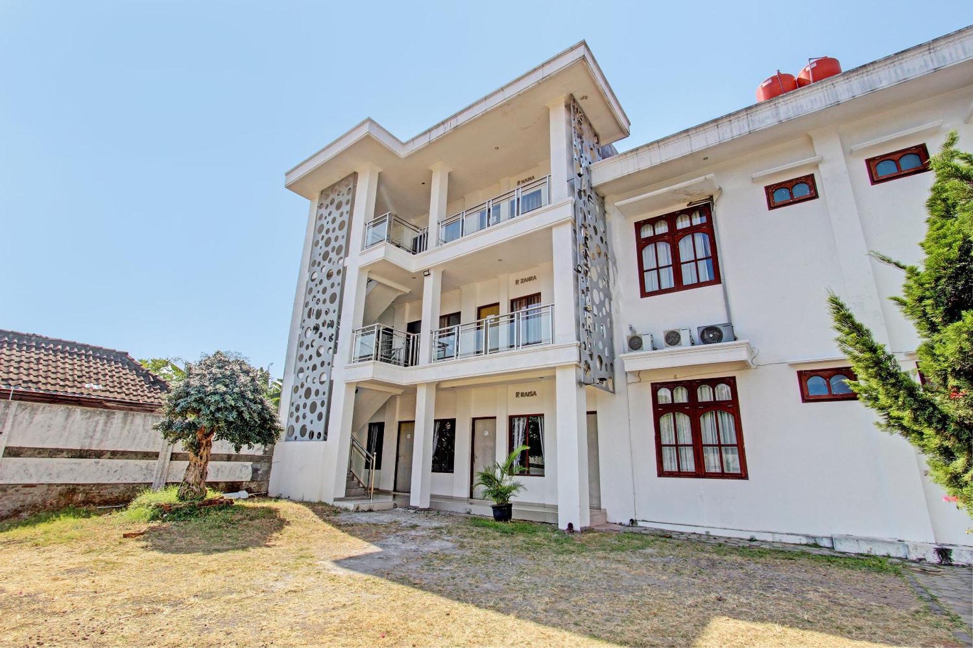 Oyo 93011 Hotel Griya Lestari Pati 2 Bagian luar foto