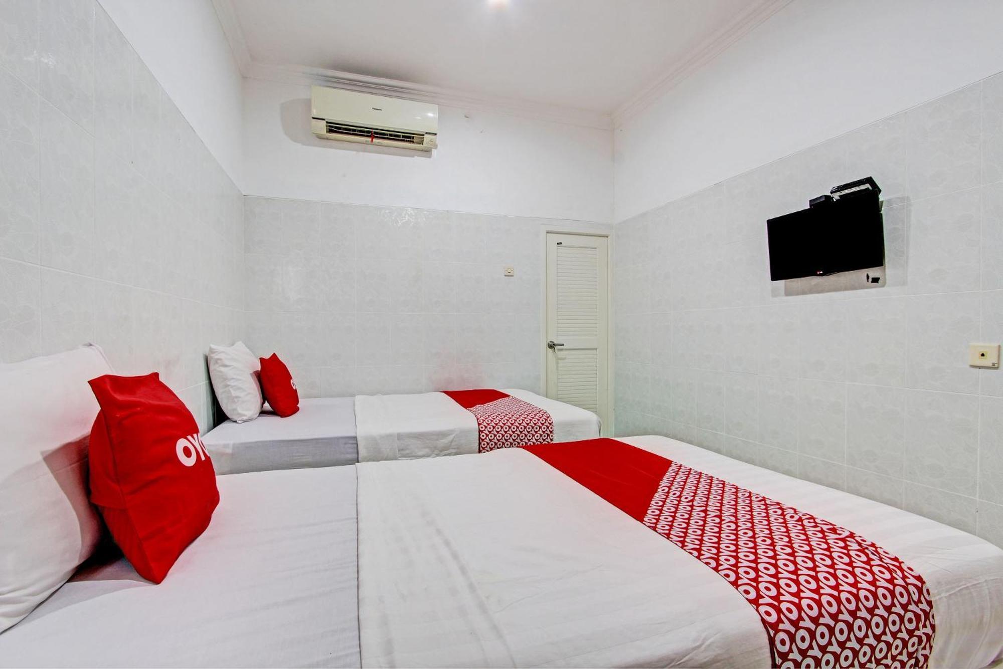 Oyo 93011 Hotel Griya Lestari Pati 2 Bagian luar foto