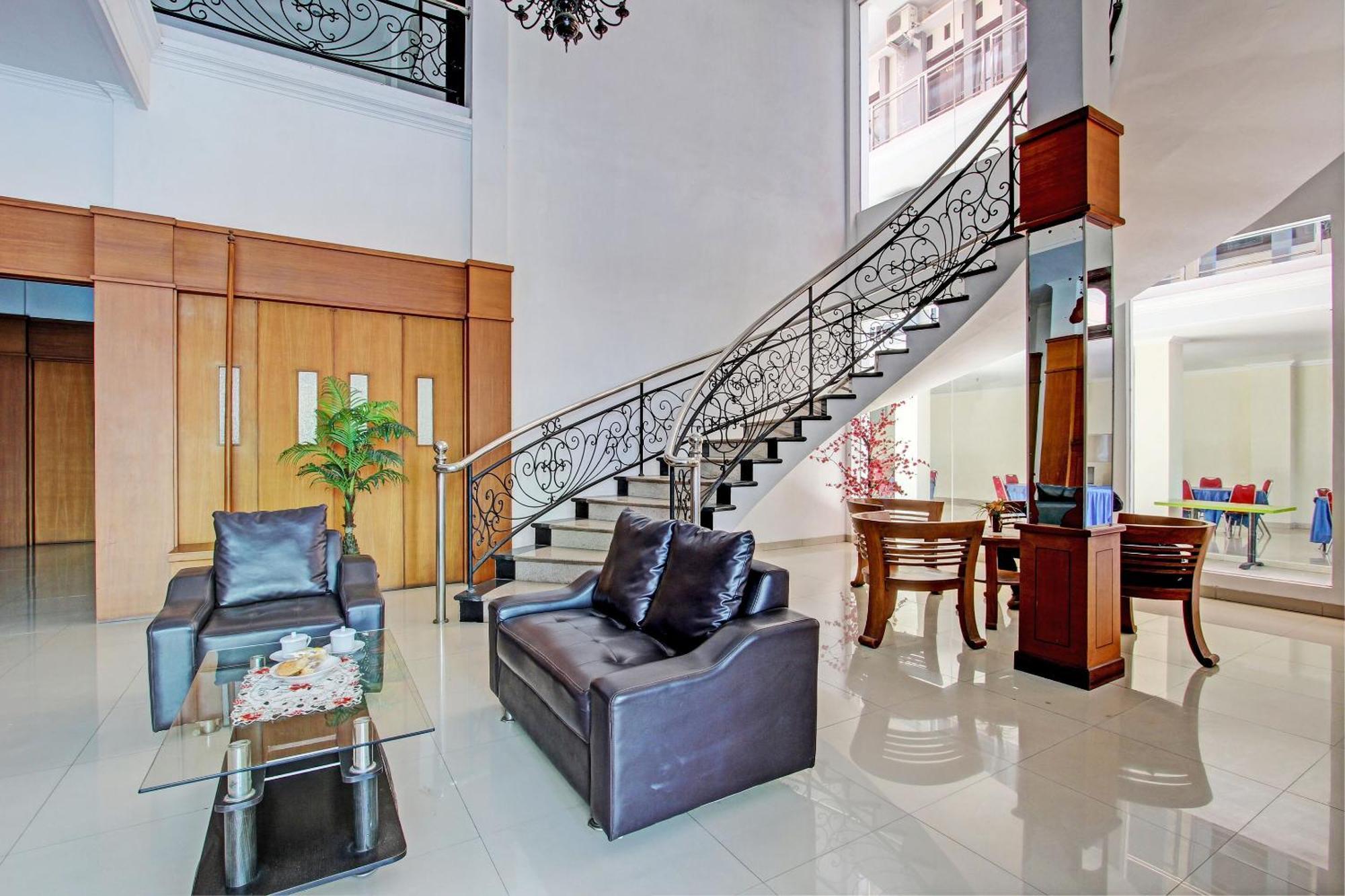 Oyo 93011 Hotel Griya Lestari Pati 2 Bagian luar foto