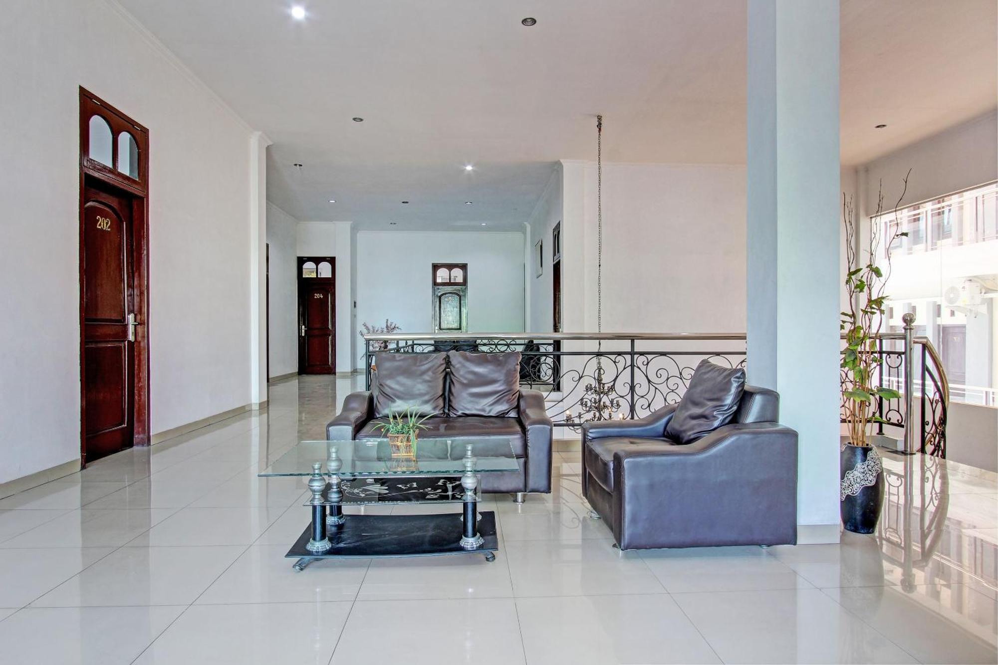Oyo 93011 Hotel Griya Lestari Pati 2 Bagian luar foto