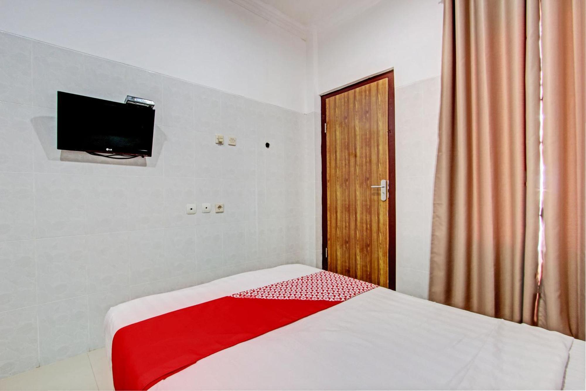Oyo 93011 Hotel Griya Lestari Pati 2 Bagian luar foto