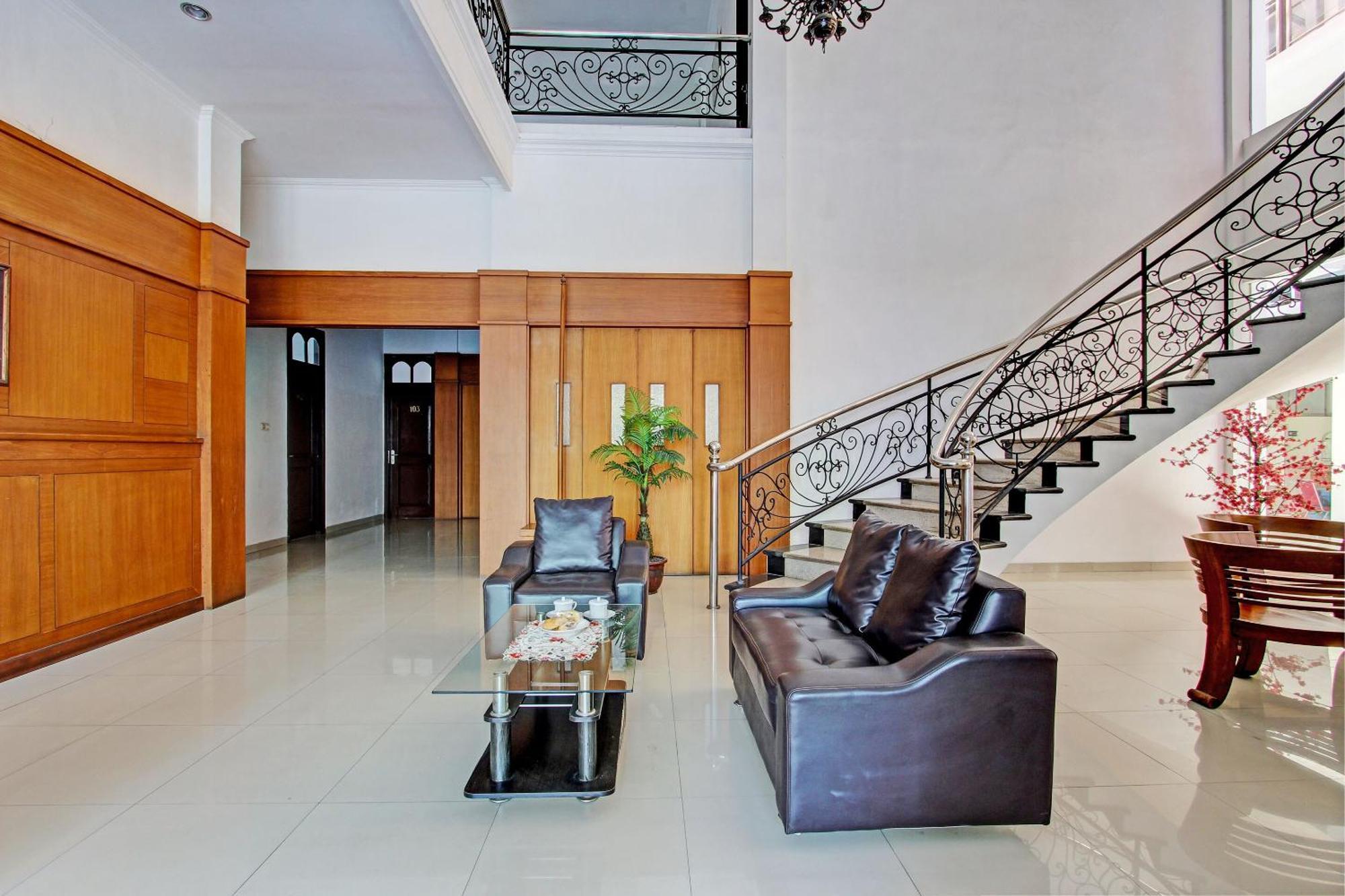 Oyo 93011 Hotel Griya Lestari Pati 2 Bagian luar foto