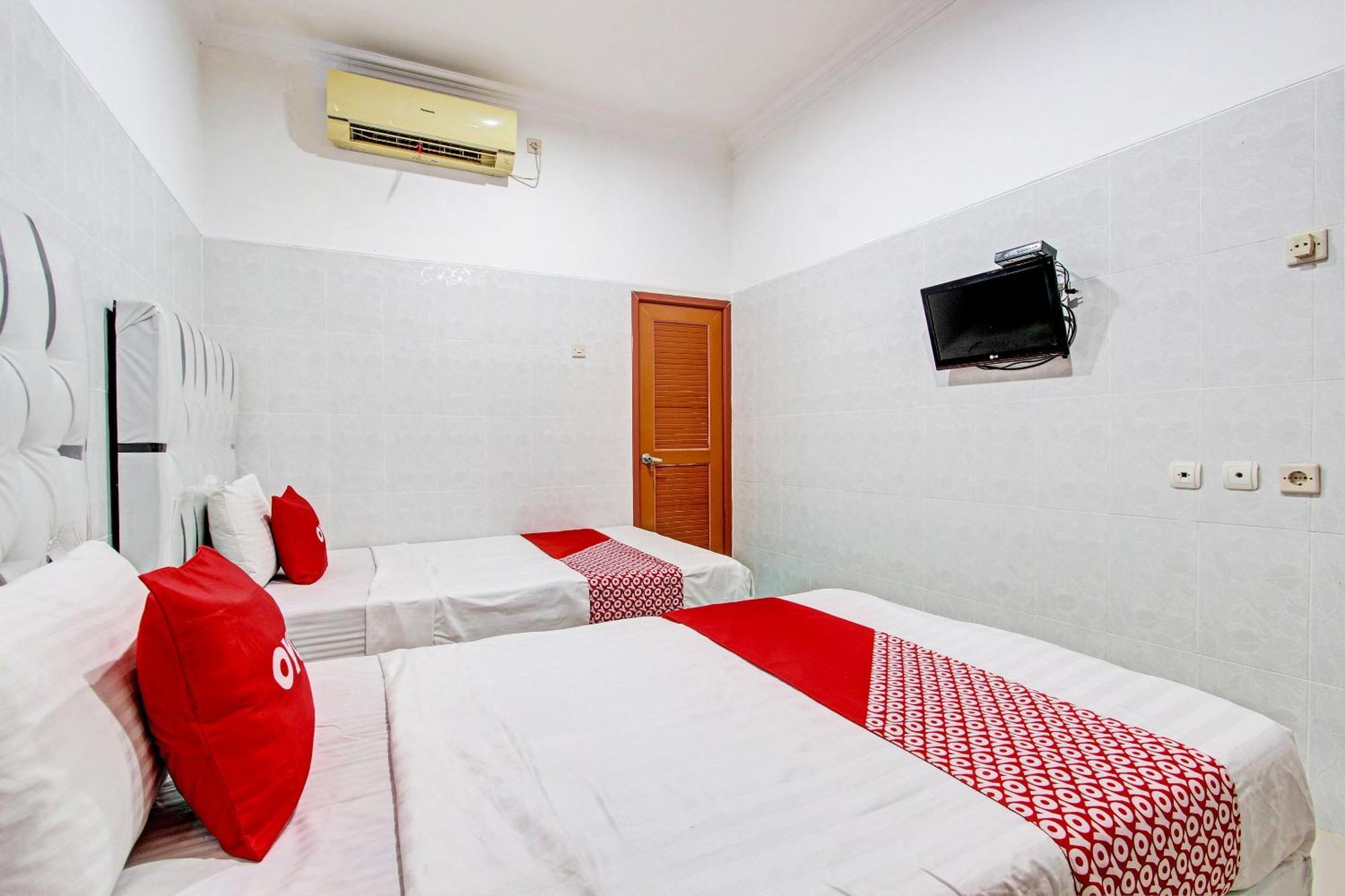 Oyo 93011 Hotel Griya Lestari Pati 2 Bagian luar foto