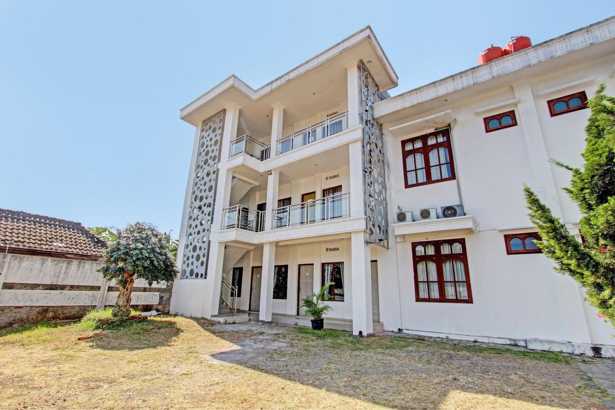 Oyo 93011 Hotel Griya Lestari Pati 2 Bagian luar foto