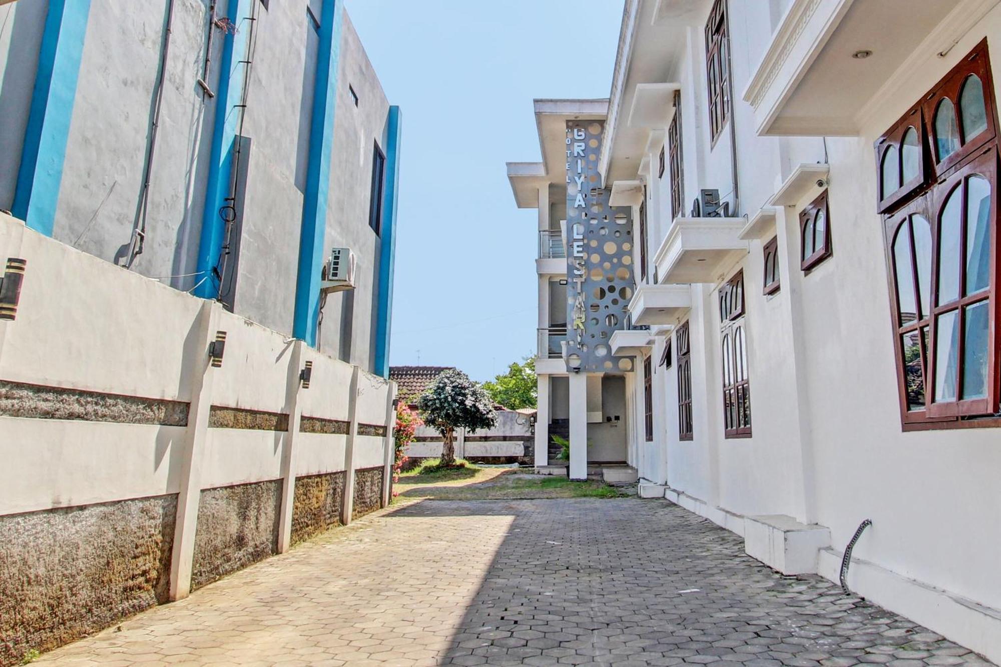 Oyo 93011 Hotel Griya Lestari Pati 2 Bagian luar foto