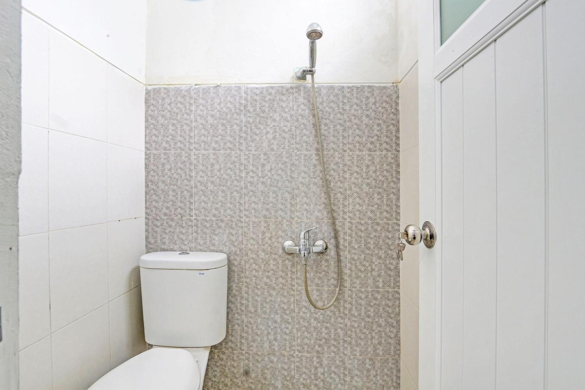 Oyo 93011 Hotel Griya Lestari Pati 2 Bagian luar foto